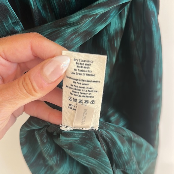 L'AGENCE Cameron Long Shirt Dress in Green Animal Print Dark Glad & Black Lionne - Picture 14 of 16